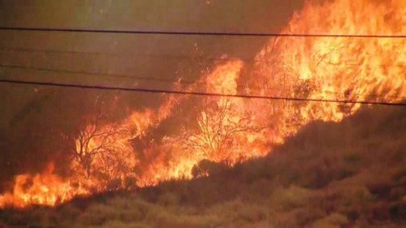Пожар бушува в Южна Калифорния, евакуират населението