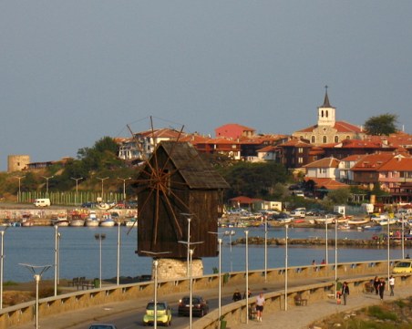 Несебър на протест заради хотел за изолация на болни с Covid-19