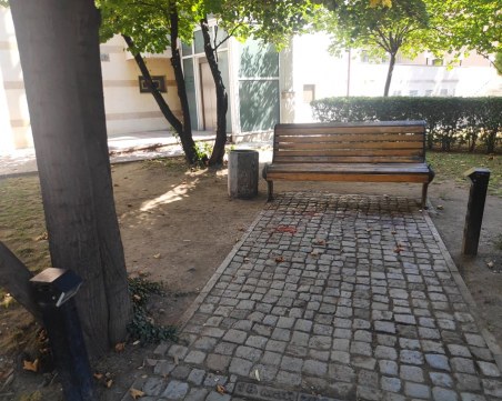 Пак оскверниха пейката на Борис Христов! Къде са полиция и община?