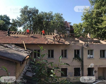 Подготвят терена за новия многоетажен паркинг в центъра на Пловдив, бутат бившия ТЕЛК