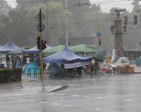 Порой унищожи част от палатковия лагер на 