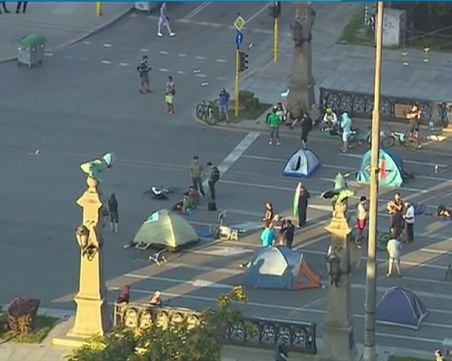 Протестиращ обяви гладна и жадна стачка, откараха го в болница