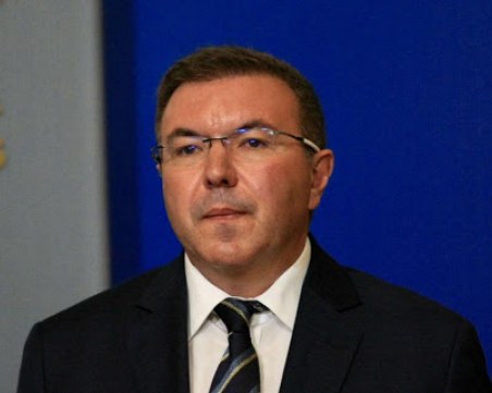 Здравният министър: Пандемията отслабва, болниците ще издържат!