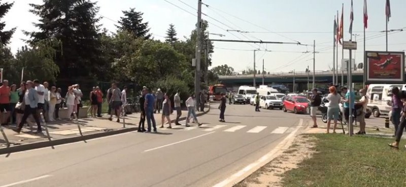Протестиращи блокираха 4-тия километър на София