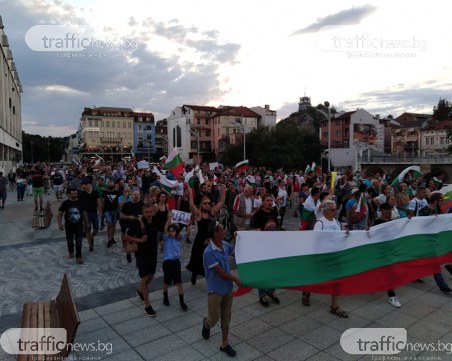 Блокираха движението в центъра на Пловдив! Протестно шествие преминава през града
