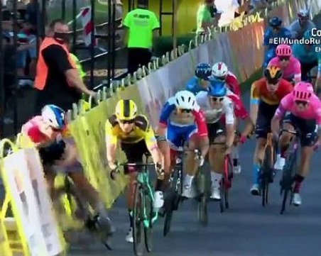 Колоездач се бори за живота си след жестоко падане