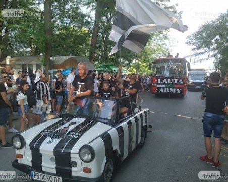 Крушарски отвърна на Камбуров: На самолетоносача и към Ливан