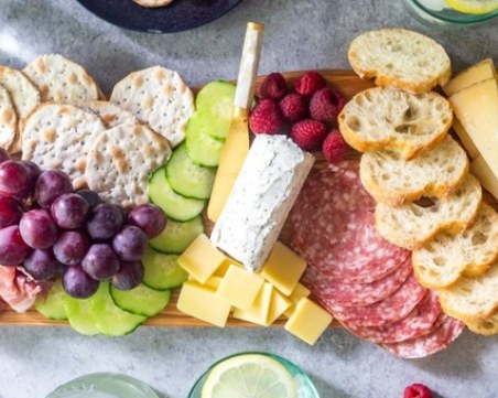 Перфектният летен поднос с вкусни мезета - просто подредете продуктите