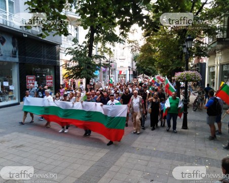 Протестиращи тръгнаха по Главната, центърът се тресе от викове 