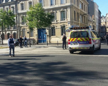 Въоръжен нахлу в банка, взе заложници