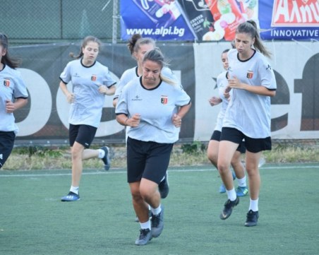 Женският Локомотив се раздели с 10 футболистки, започна подготовка