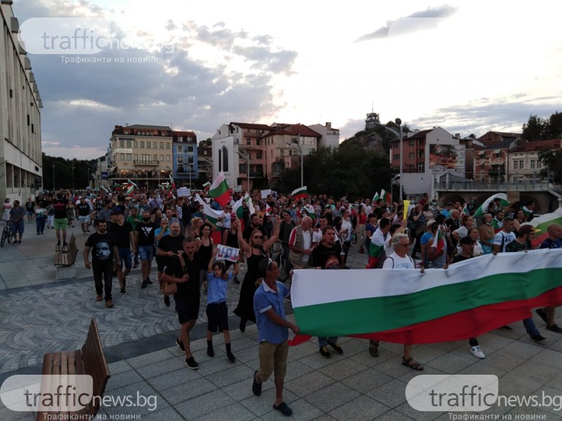 Блокираха движението в центъра на Пловдив! Протестно шествие преминава през града