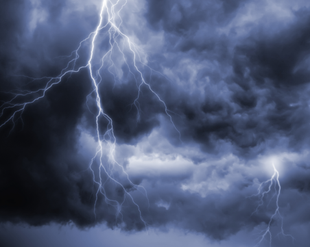 Гръмотевичните бури продължават! Ето в кои части на страната валежите ще са най-интензивни