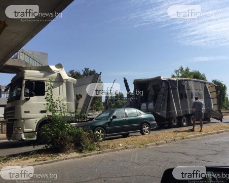 Камион се вряза в моста на УХТ, ремаркето е смачкано