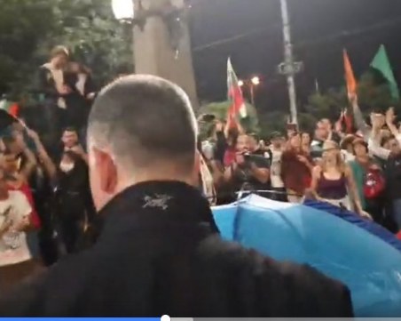 Отново: Протестиращи блокираха Орлов мост, разпъват палатки