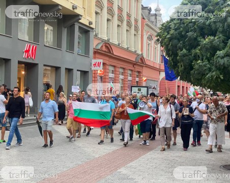 Протестиращи в Пловдив обявиха война на... ЦРУ! Искат оставка, за да им паднат глобите