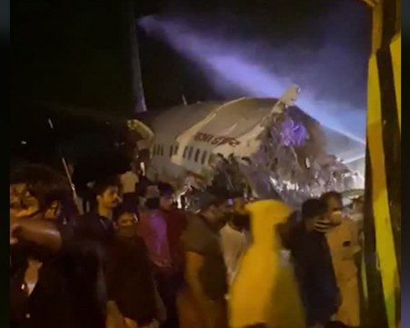 Самолет със 191 души се разби! Машината се е разцепила на две на летището в Индия