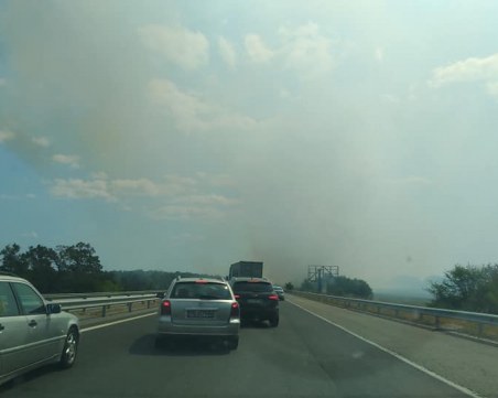 Тапа на автомагистрала Тракия! Запалиха стърнища