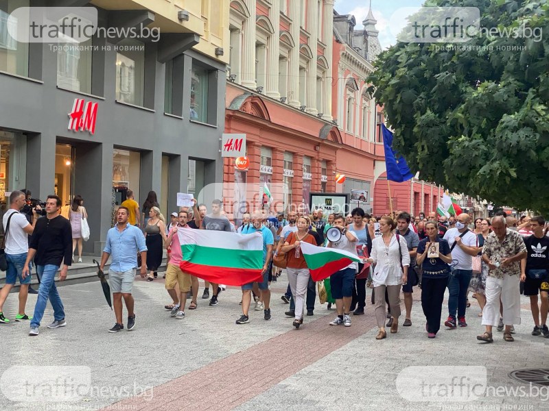Протестиращи в Пловдив обявиха война на... ЦРУ! Искат оставка, за да им паднат глобите