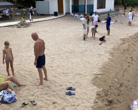 Ахмед Доган говори с плажуващите на 