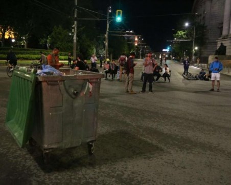 Протестиращи местят пейки и кофи за боклук - МВР показа видео от снощи
