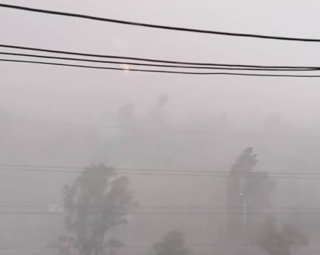 Силна буря връхлетя София, отнесе част от палатките на протестиращите