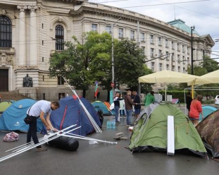 Спокойно начало на протестите в София, направиха кордон за пожарни и линейки на Орлов мост