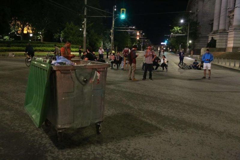 Протестиращи местят пейки и кофи за боклук - МВР показа видео от снощи