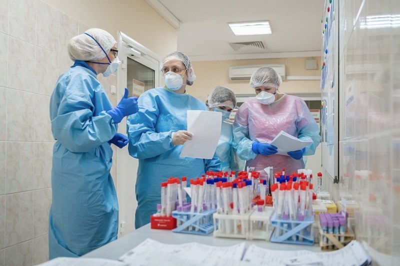 Шестима лекари, седем медсестри и трима санитари са заразени с COVID-19