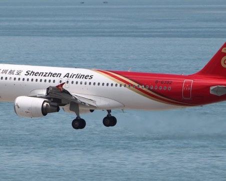 Китайски самолет губи височина, кацна извънредно