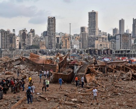 Огромен кратер зейна след взрива в Бейрут