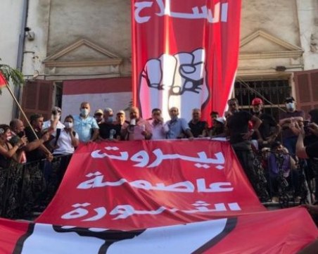 Протестъри щурмуват министерства в Бейрут, полицай загина при бунта