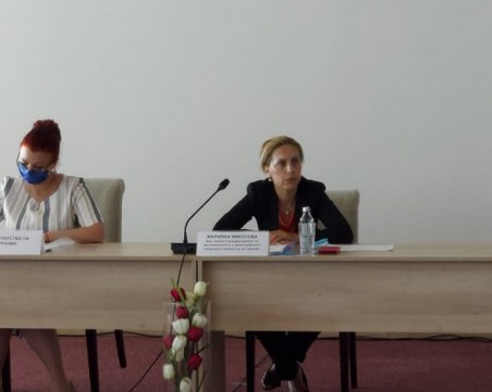 Спешна среща между министър Николова и бизнеса след рестрикциите за пътуване към Германия