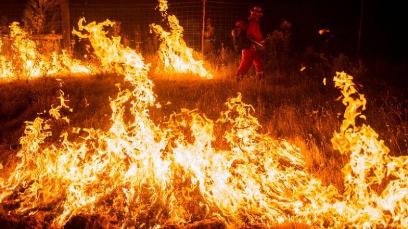 Пожарът край Лесово премина река Тунджа, обстановката - усложнена