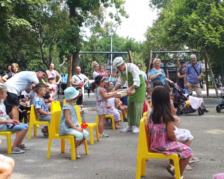 Куклен театър на открито зарадва най-малките в Източен