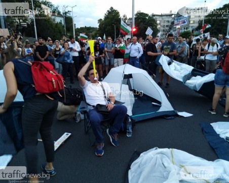 Отровното трио призова за повече блокади в страната