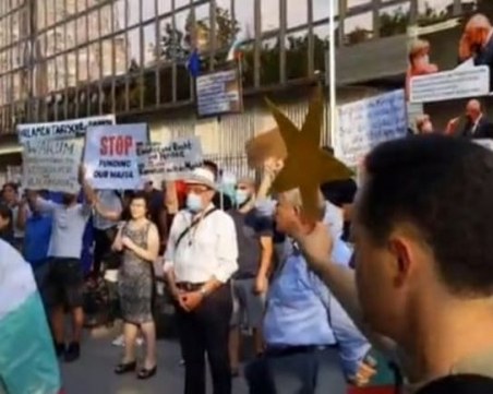 35-и ден на протести: Масово затваряне на очи пред германското посолство