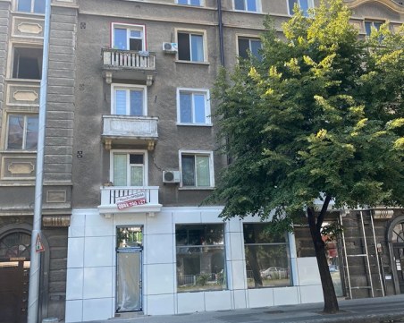 Архитектурни извращения! Кой бездарник се упражнява върху тази класическа сграда?