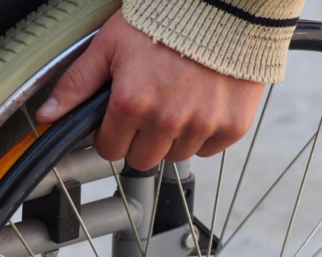 Грижите за хора с увреждания ще се считат за трудов стаж