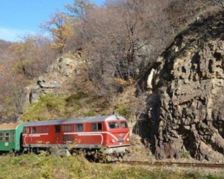 Теснолинейката се удари в паднали скали