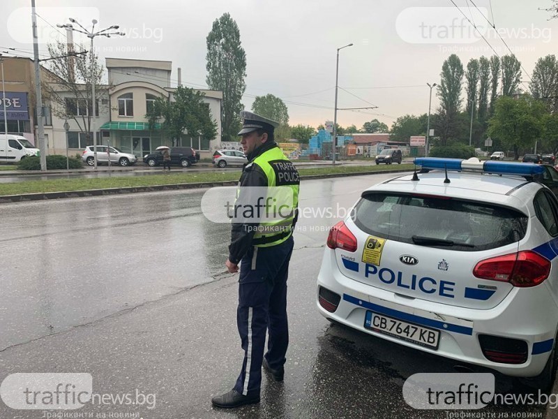 Друсан шофьор без книжка повлече полицай с автомобила си