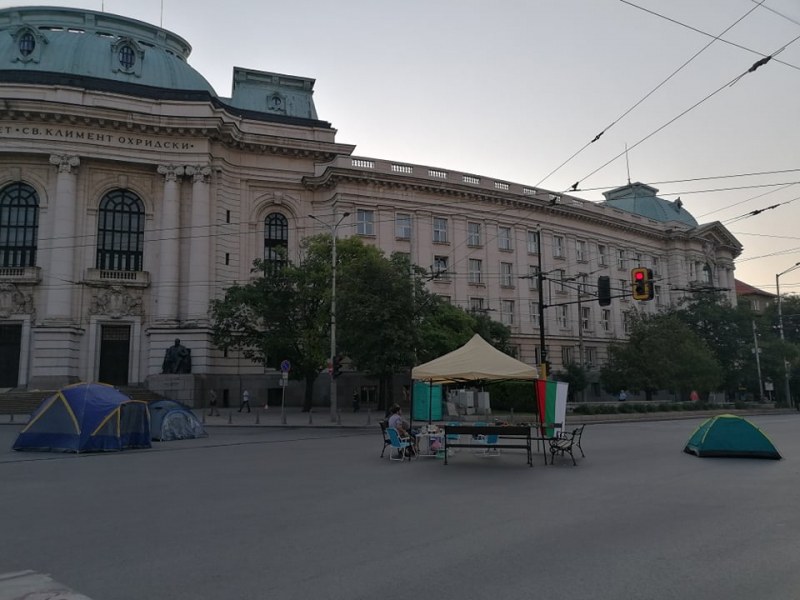 Отново блокираха ключово кръстовище в София с палатков лагер