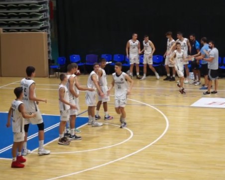 Младите баскетболисти на Академик с бронзовите медали от държавното