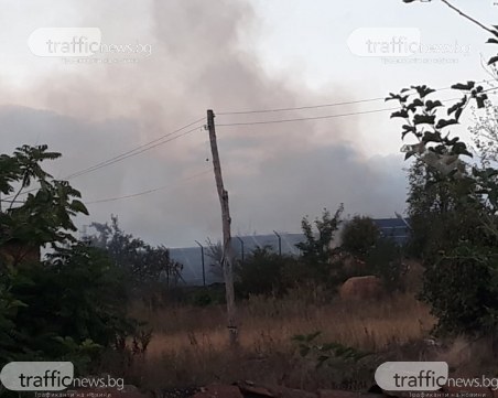 Пожар в село край Пловдив, два екипа са на място