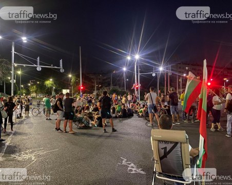 От протеста: Поне един счупен нос от нашите и утре - 3000 човека