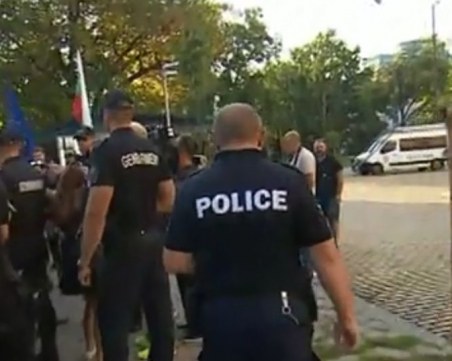 Протестиращи посрещат депутатите пред НС, замерят сградата с яйца