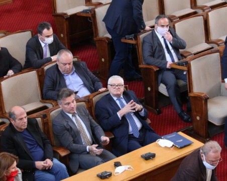 Провал! Извънредното заседание на парламента пропадна