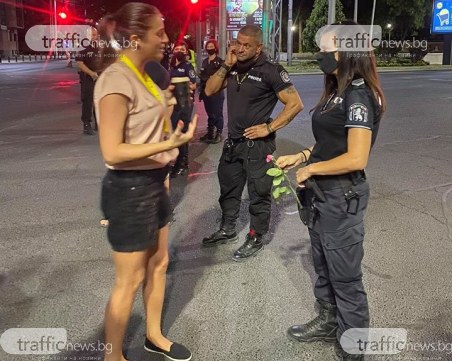 Роза за една от полицайките, задържаха протестиращ