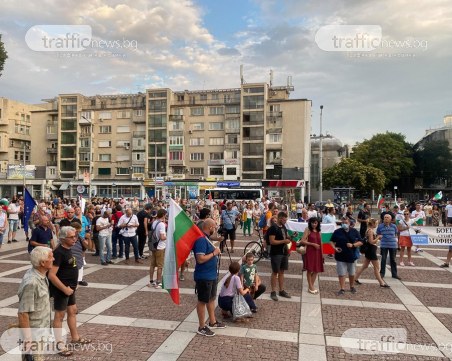 Свирят химна с тромпет на протеста в Пловдив