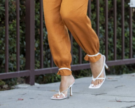Tрик, който удължава краката - вържете сандалите към панталоните